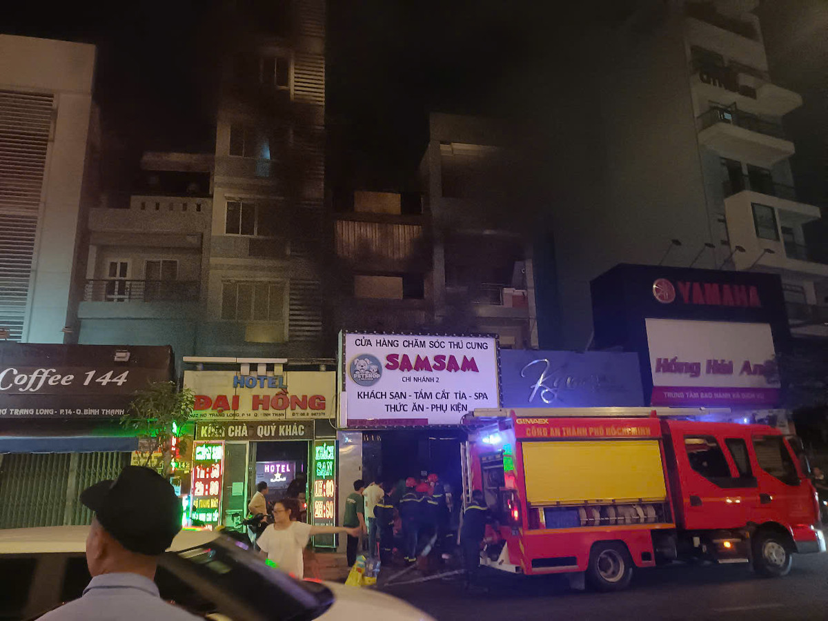 TPHCM: Chay cua hang thu cung o Binh Thanh, cuu 3 nguoi mac ket