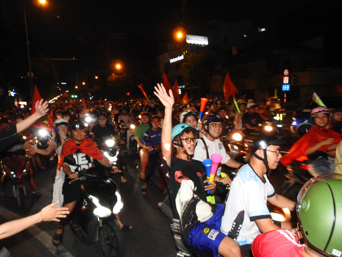 Khu vực Ngã Tư đường Nguyễn Văn Trỗi, quận Phú Nhuận (TP. HCM) cũng chật kín người dân đổ ra đường ăn mừng chiến thắng. (Ảnh: Bảo Giang) 