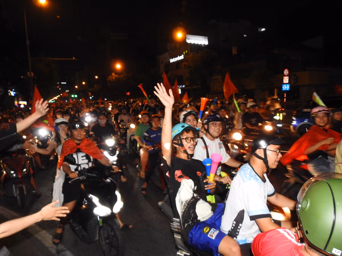 Khu vực Ngã Tư đường Nguyễn Văn Trỗi, quận Phú Nhuận (TP. HCM) cũng chật kín người dân đổ ra đường ăn mừng chiến thắng. (Ảnh: Bảo Giang) 