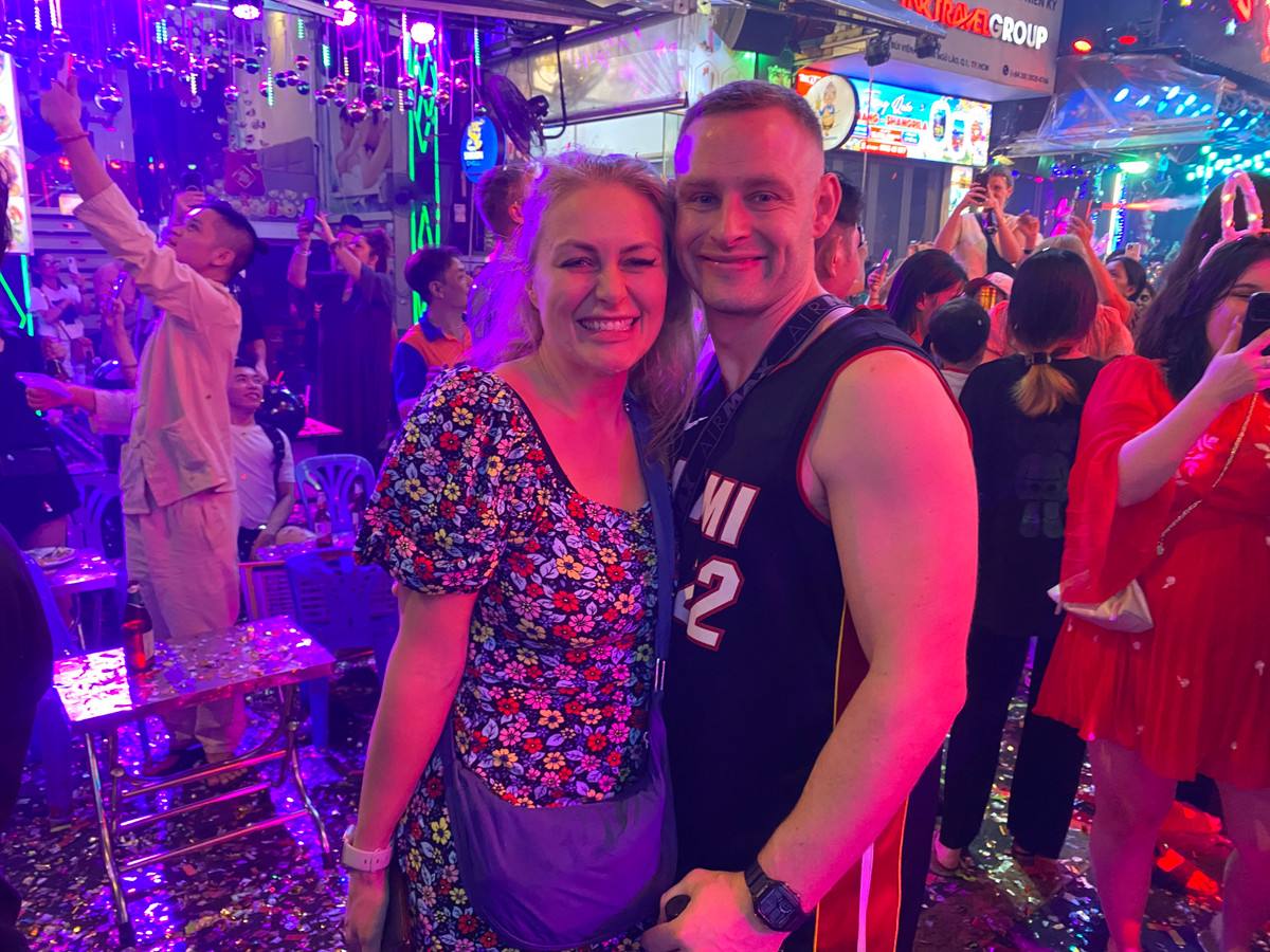 Cặp vợ chồng khách quốc tế đến TP HCM đến Khu phố Tây để thưởng thức màn bắn pháo hoa chào đón năm mới. (Ảnh: Bảo Giang)