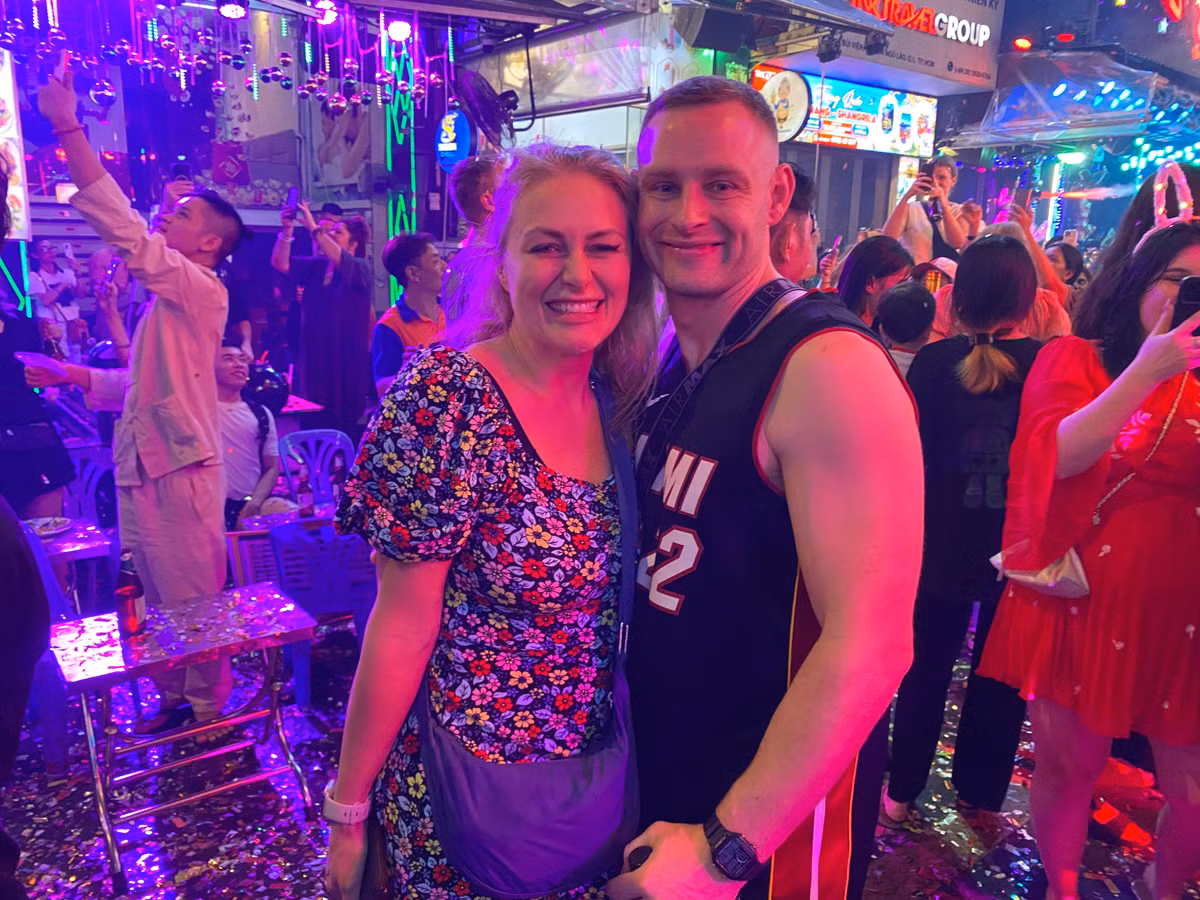 Cặp vợ chồng khách quốc tế đến TP HCM đến Khu phố Tây để thưởng thức màn bắn pháo hoa chào đón năm mới. (Ảnh: Bảo Giang)