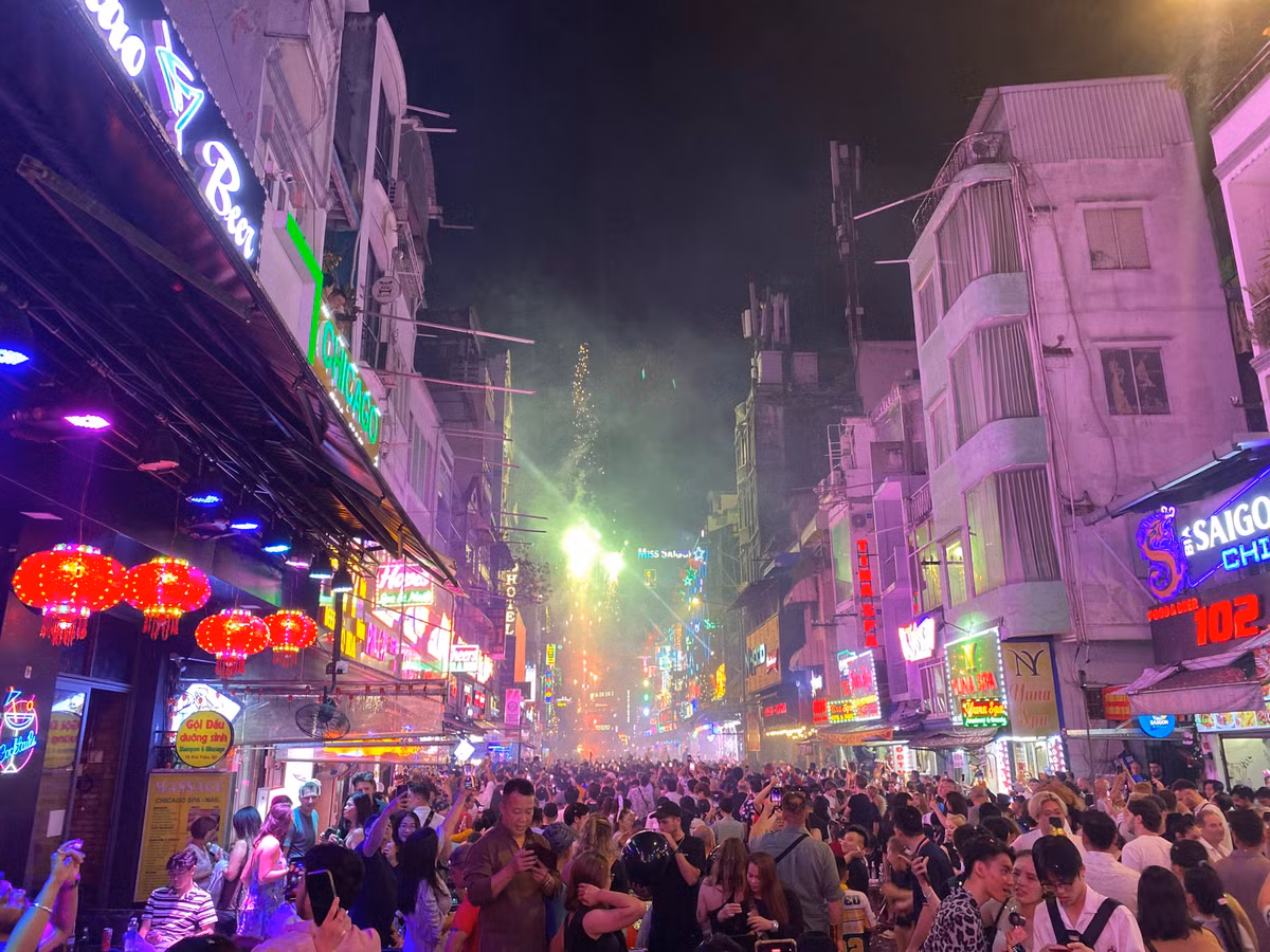 Pháo hoa rực sáng trên bầu trời TP HCM vào lúc 0h sáng 1/1/2025. (Ảnh: Bảo Giang)