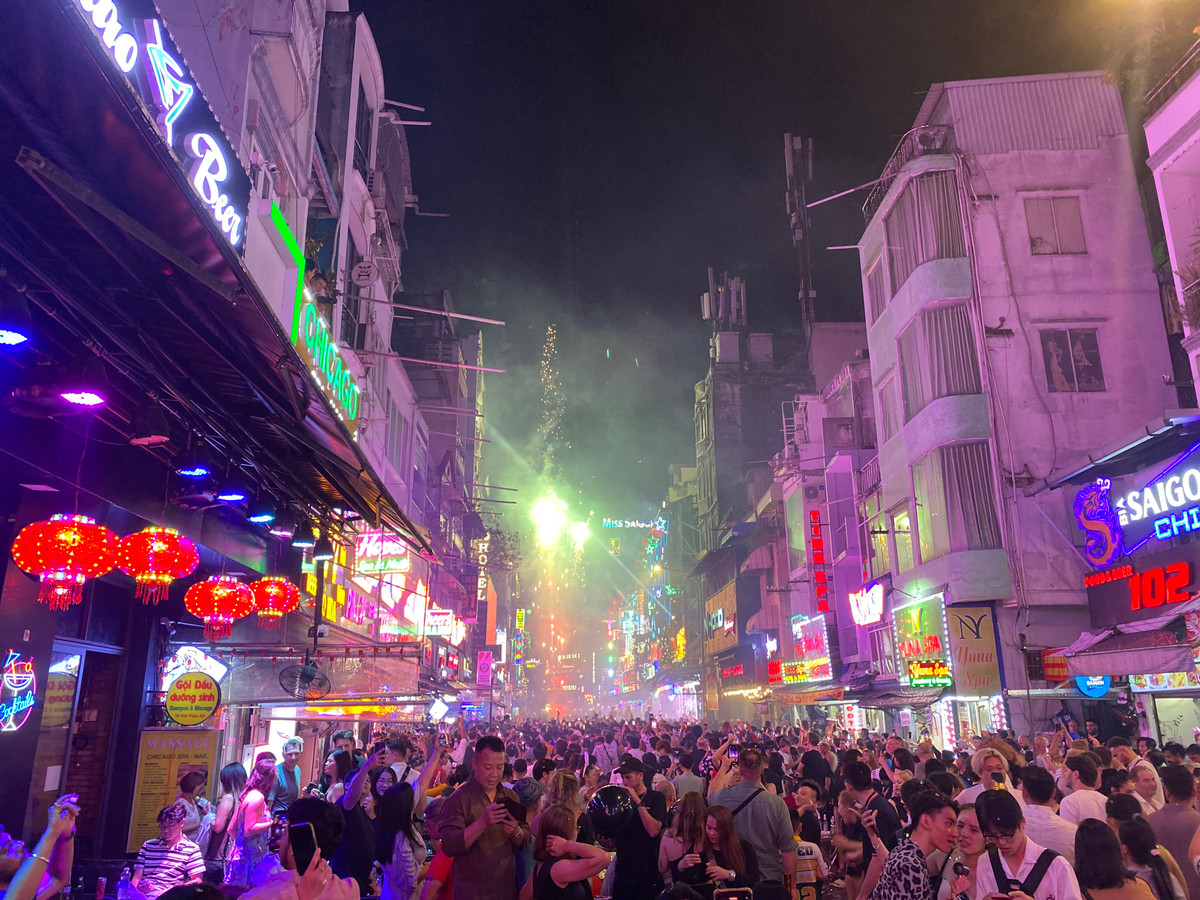 Pháo hoa rực sáng trên bầu trời TP HCM vào lúc 0h sáng 1/1/2025. (Ảnh: Bảo Giang)