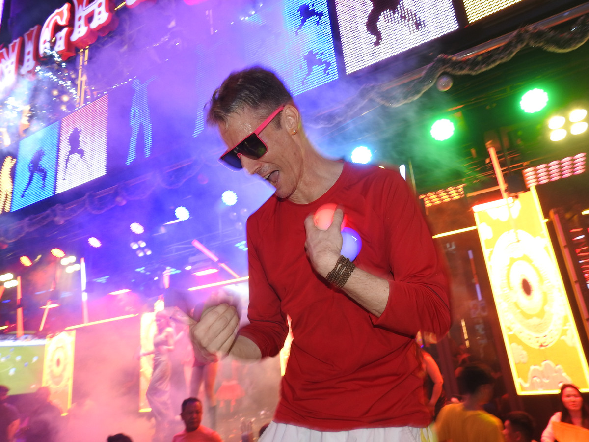 Nét mặt phấn khởi của du khách nước ngoài khi thưởng thức màn bắn pháo hoa chào đón năm mới 2025. (Ảnh: Bảo Giang)