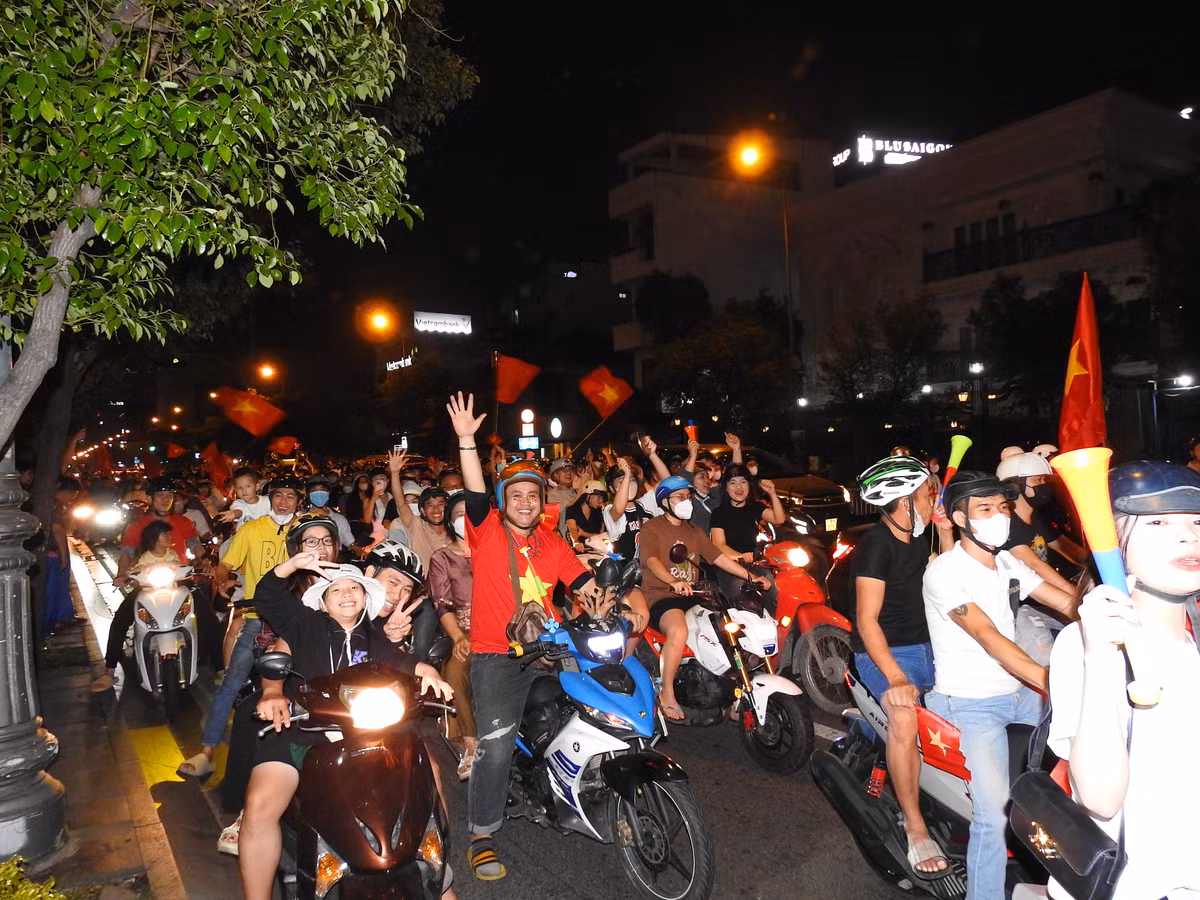 Hàng chục nghìn người đã đổ ra đường ăn mừng Việt Nam vô địch. (Ảnh: Bảo Giang)