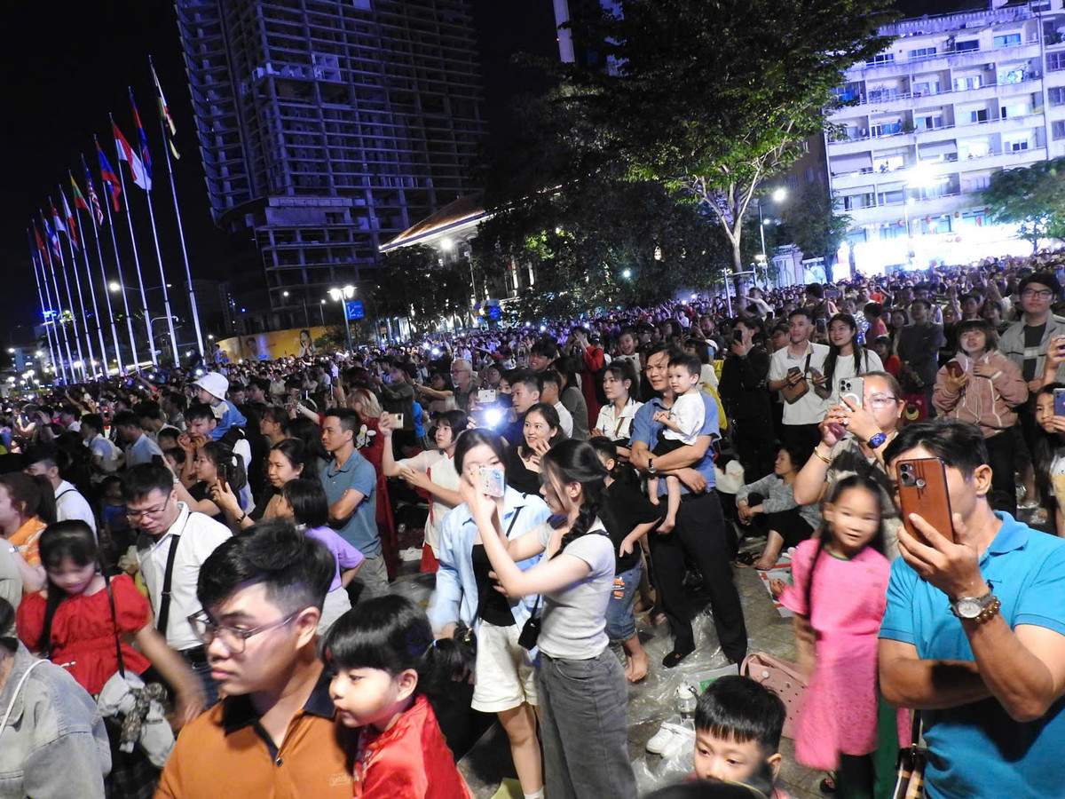 [LIVE] Nguoi dan ca nuoc han hoan chao xuan At Ty-Hinh-15