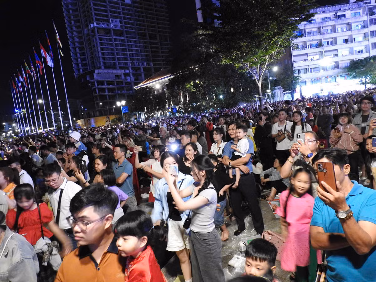 [LIVE] Nguoi dan ca nuoc han hoan chao xuan At Ty-Hinh-15