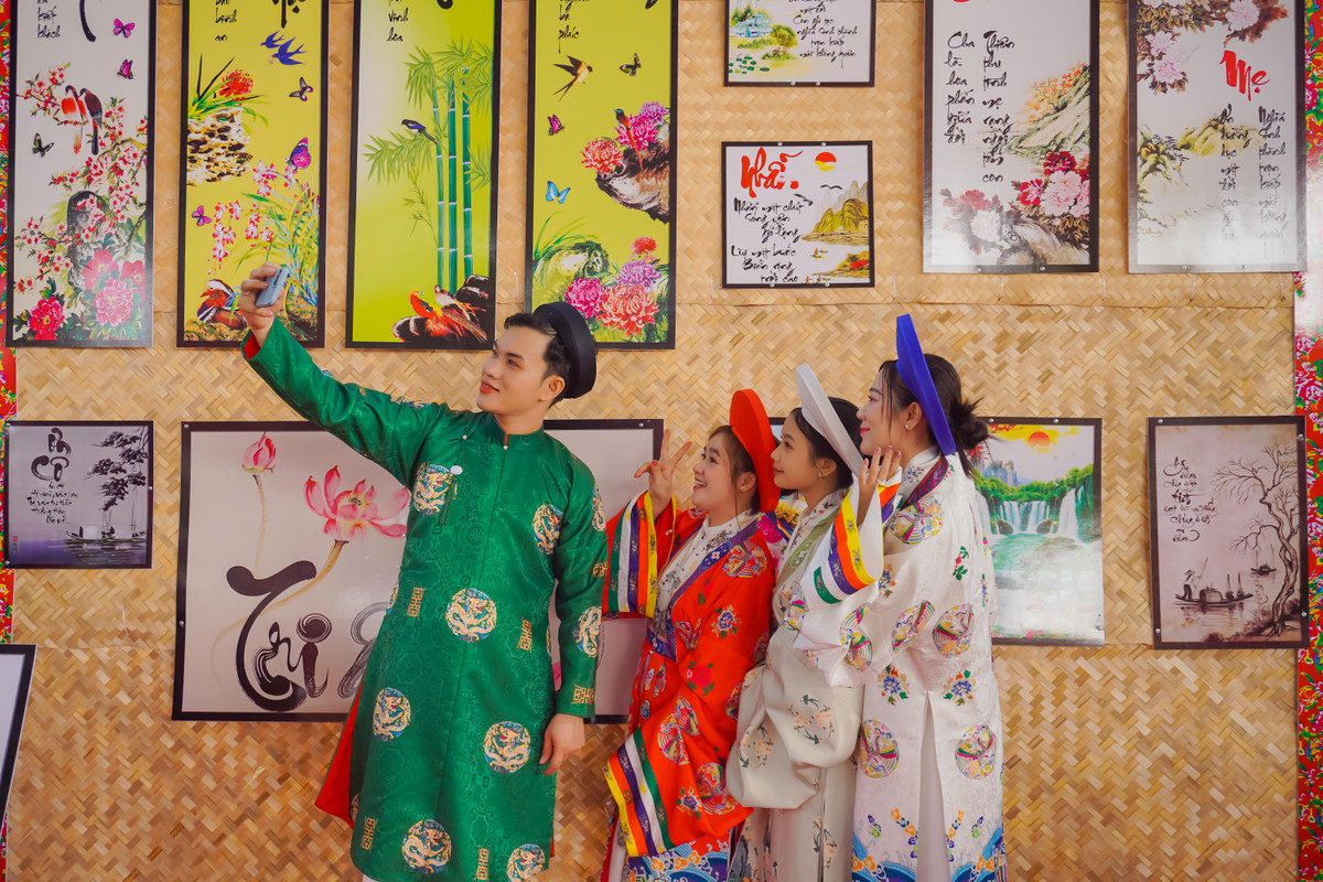 Sắc xuân tràn ngập khắp các con phố, tạo nên khung cảnh tươi vui, rộn ràng. Theo ghi nhận của PV Báo Tri thức và Cuộc sống từ sáng tại các điểm vui chơi, tham quan như Nhà thờ Đức Bà, Hồ Con Rùa, Công viên 23/9, Công viên Bạch Đằng, Đường hoa Nguyễn Huệ và Công viên Văn hóa Suối Tiên, dòng người bắt đầu đổ về từ sáng sớm. Nhiều gia đình tranh thủ lưu lại những khoảnh khắc đáng nhớ bên những tiểu cảnh rực rỡ sắc màu, hòa mình vào không khí xuân đầy hứng khởi. (Ảnh: Bảo Giang)