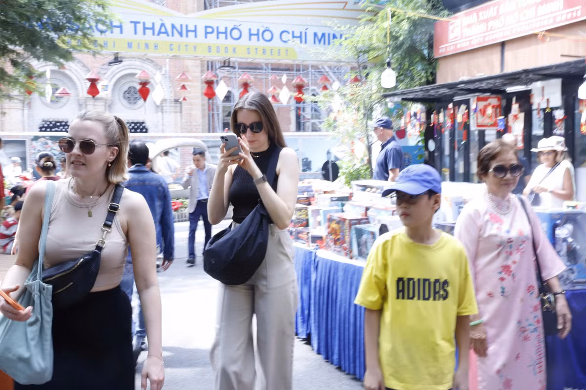 Không chỉ là dịp để du xuân, ngày đầu năm mới còn mang đến hy vọng và những lời chúc tốt đẹp cho một năm an khang, thịnh vượng. TP HCM sáng Mùng 1 Tết không chỉ đẹp hơn mà còn tràn đầy sức sống, thể hiện rõ nét không khí lễ hội và niềm vui của người dân thành phố. (Ảnh: Bảo Giang)