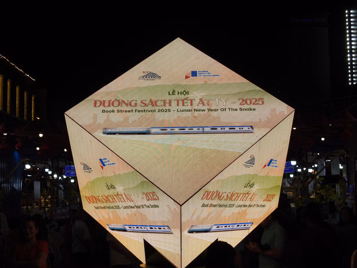  Lễ hội Đường Sách Tết Ất Tỵ chính thức khai mạc tại đường Lê Lợi, Quận 1, TP HCM. Lễ hội năm nay mang chủ đề “Non sông gấm hoa, vui Xuân thái hòa” trên diện tích 11.200 m², quy tụ 22 đơn vị tham gia, tạo nên những không gian văn hóa, nghệ thuật và trưng bày sách đầy sáng tạo. Ảnh: Bảo Giang. 