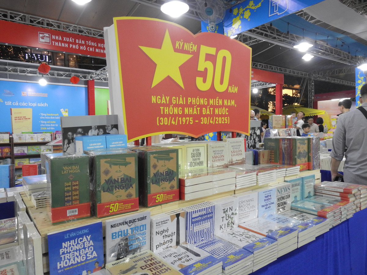 Lễ hội còn tổ chức triển lãm tư liệu, hình ảnh, xuất bản phẩm nhân kỷ niệm 95 năm Ngày thành lập Đảng Cộng sản Việt Nam (3/2/1930 - 3/2/2025), 80 năm Cách mạng Tháng Tám (19/8/1945 - 19/8/2025), Quốc khánh nước Cộng hòa xã hội chủ nghĩa Việt Nam (2/9/1945 - 2/9/2025), và 50 năm Ngày Giải phóng miền Nam, thống nhất đất nước (30/4/1975 - 30/4/2025).