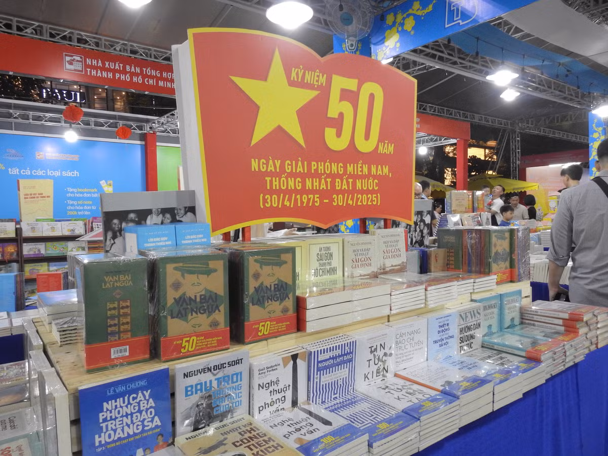 Lễ hội còn tổ chức triển lãm tư liệu, hình ảnh, xuất bản phẩm nhân kỷ niệm 95 năm Ngày thành lập Đảng Cộng sản Việt Nam (3/2/1930 - 3/2/2025), 80 năm Cách mạng Tháng Tám (19/8/1945 - 19/8/2025), Quốc khánh nước Cộng hòa xã hội chủ nghĩa Việt Nam (2/9/1945 - 2/9/2025), và 50 năm Ngày Giải phóng miền Nam, thống nhất đất nước (30/4/1975 - 30/4/2025).