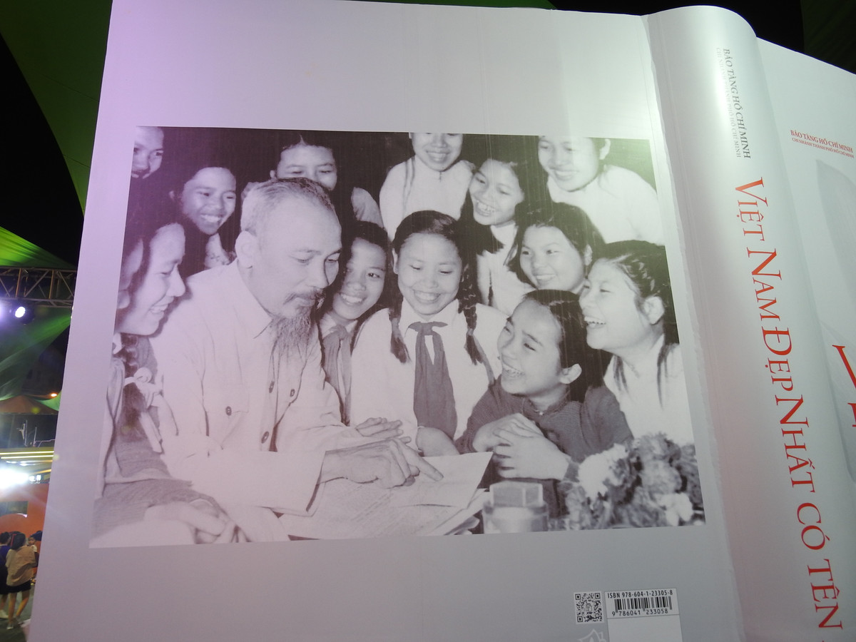 Tại vị trí trung tâm, Ban tổ chức giới thiệu các tác phẩm, bài thơ chúc Tết và bài báo của Chủ tịch Hồ Chí Minh – những dấu ấn lịch sử in đậm trong lòng dân tộc.