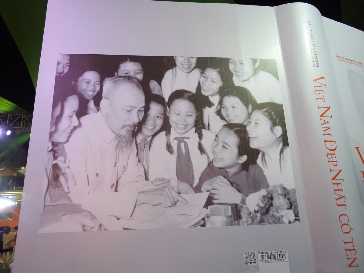 Tại vị trí trung tâm, Ban tổ chức giới thiệu các tác phẩm, bài thơ chúc Tết và bài báo của Chủ tịch Hồ Chí Minh – những dấu ấn lịch sử in đậm trong lòng dân tộc.