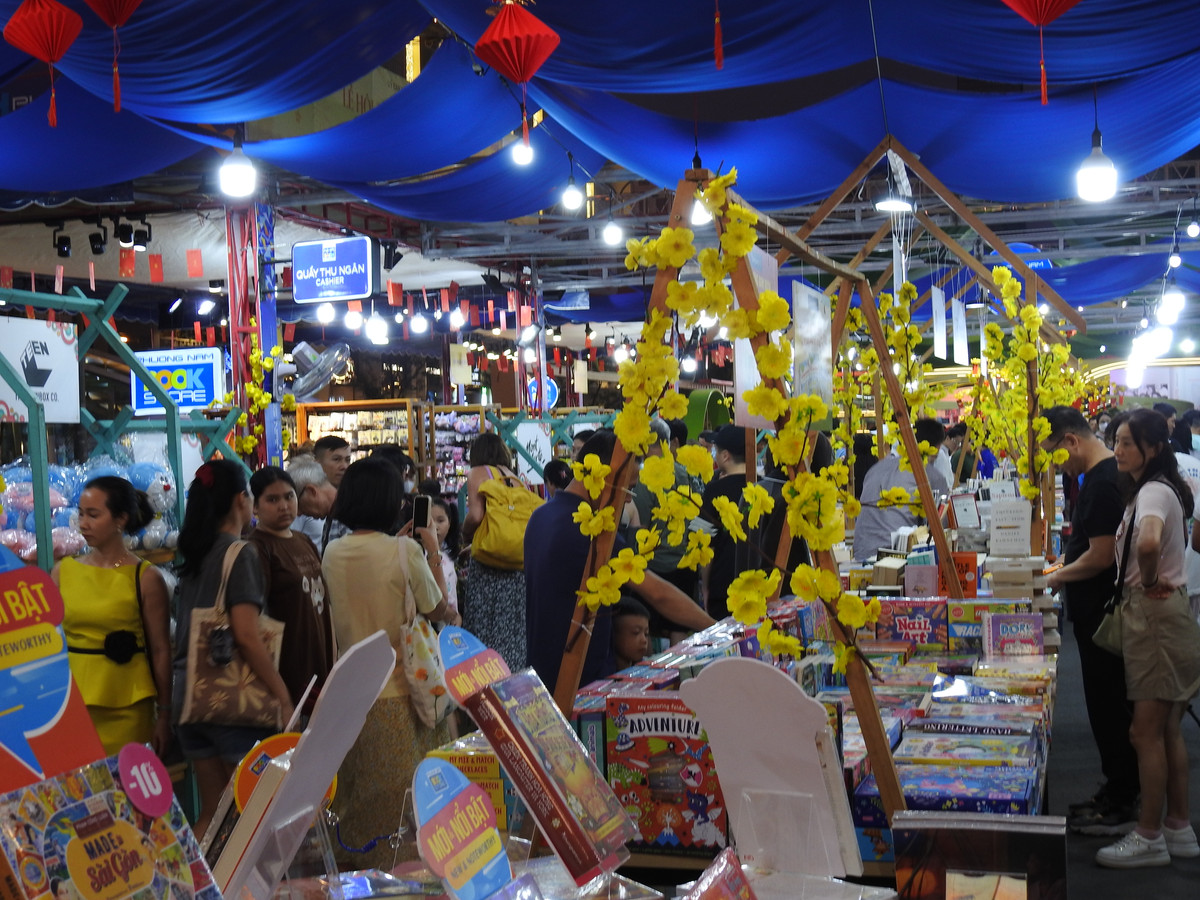 Ngay sau giờ khai mạc, đông đảo người dân và du khách đã có mặt để tham quan, trải nghiệm các không gian văn hóa, giải trí tại lễ hội.