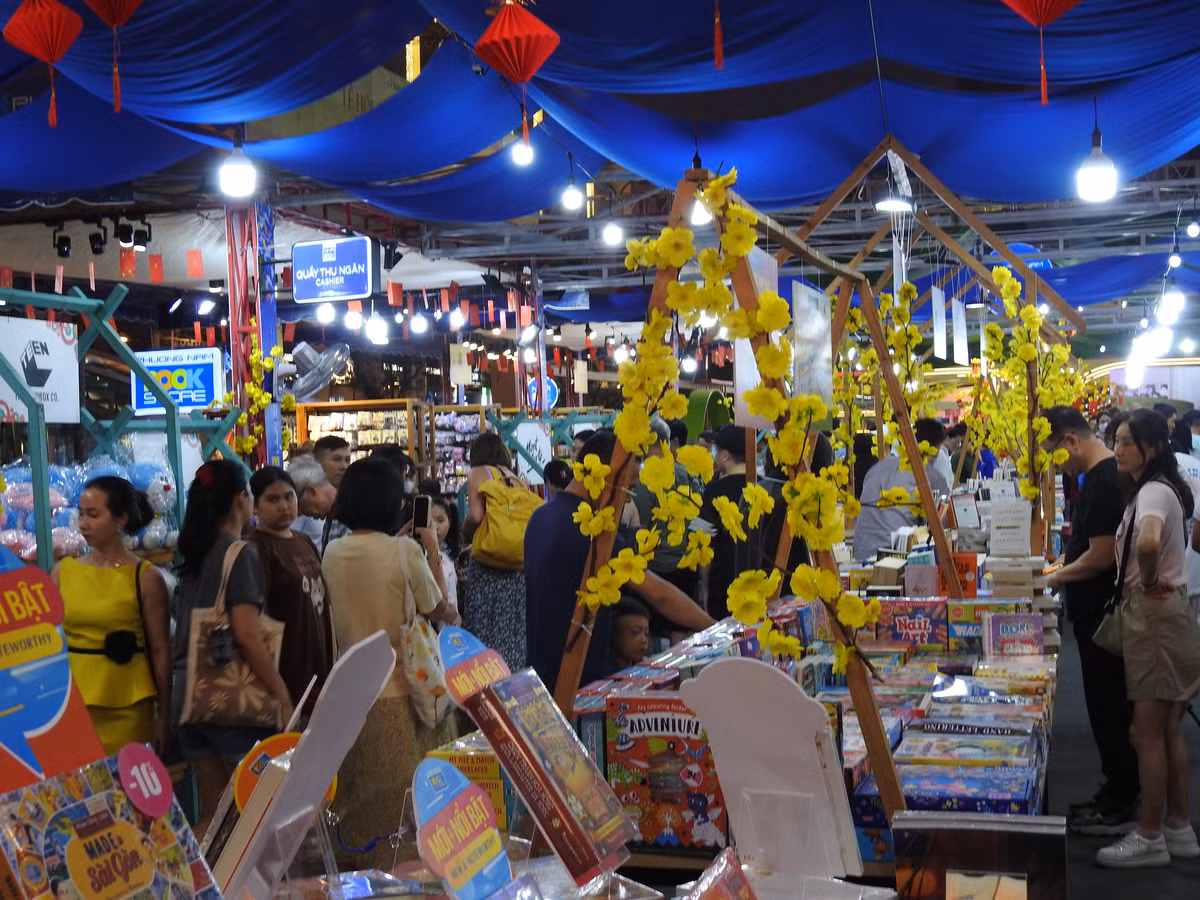 Ngay sau giờ khai mạc, đông đảo người dân và du khách đã có mặt để tham quan, trải nghiệm các không gian văn hóa, giải trí tại lễ hội.