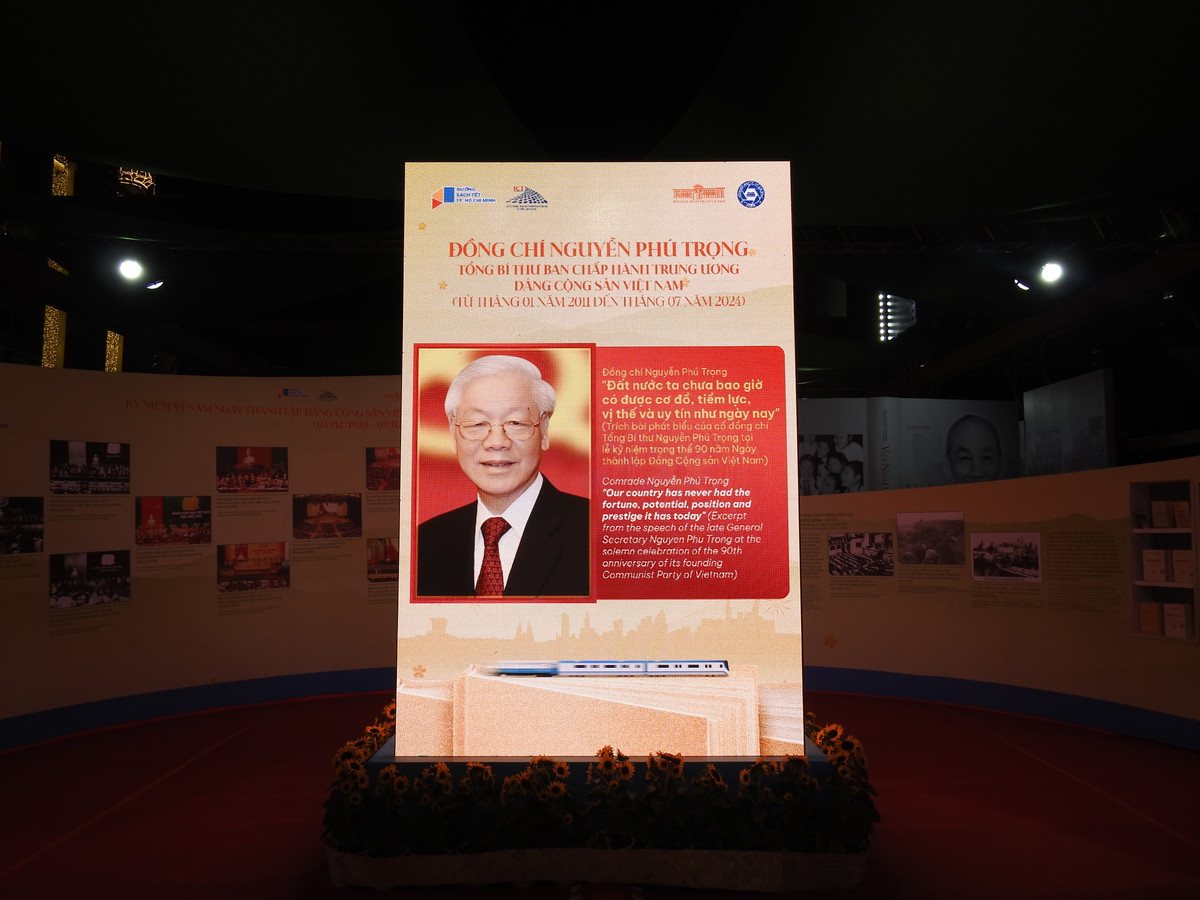 Bên cạnh đó, khu vực trưng bày các tư liệu, hình ảnh và tác phẩm của Cố Tổng Bí thư Nguyễn Phú Trọng cũng thu hút sự quan tâm đặc biệt từ người dân, du khách tham quan.