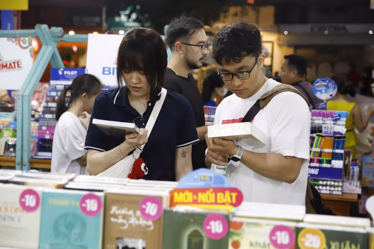 Từ khu vực triển lãm sách, nghệ thuật, đến các hoạt động tương tác, lễ hội mang đến những khoảnh khắc đầy ý nghĩa, làm giàu thêm đời sống tinh thần của mọi người trong những ngày đầu năm mới.