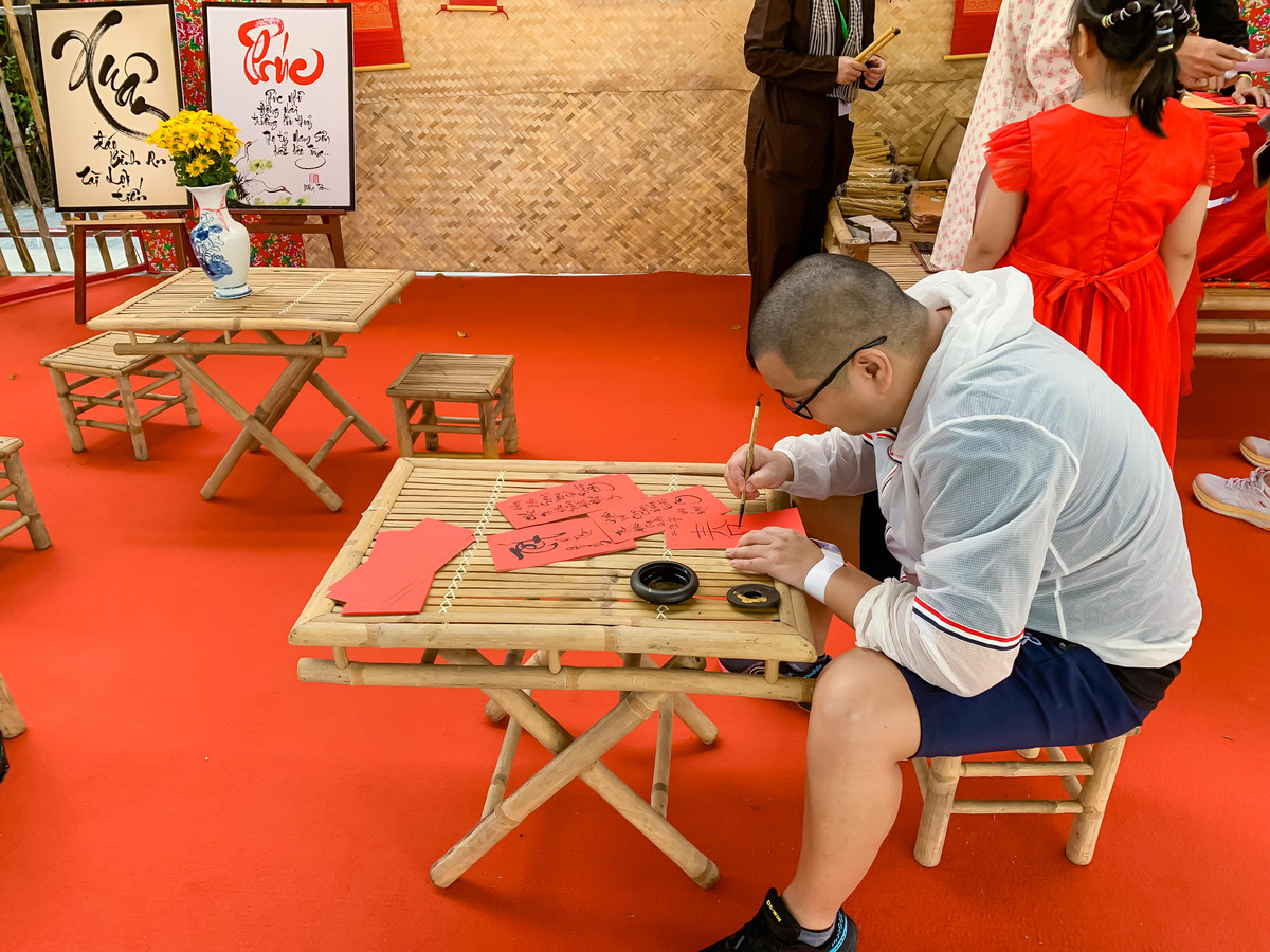 Cùng chung niềm hy vọng, anh Nguyễn Hoàng Quân, quận 8 bày tỏ mong muốn: "Năm mới Ất Tỵ sẽ phát triển, và năm sau sẽ còn phát triển hơn nữa. Ở đây tôi được trải nghiệm những trò chơi dân gian, cho người dân trải nghiệm viết thư pháp thật sự rất phấn khởi." (Ảnh: Bảo Giang)