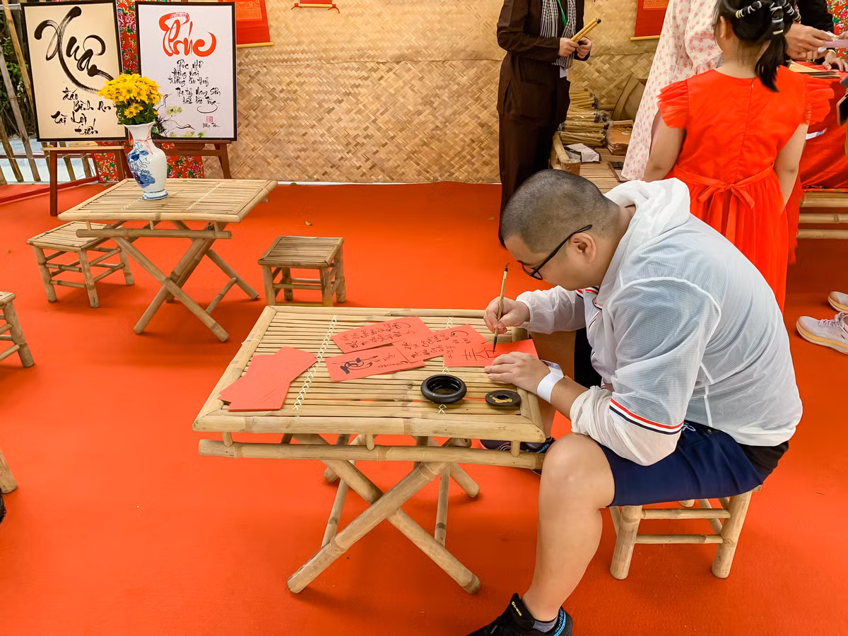 Cùng chung niềm hy vọng, anh Nguyễn Hoàng Quân, quận 8 bày tỏ mong muốn: "Năm mới Ất Tỵ sẽ phát triển, và năm sau sẽ còn phát triển hơn nữa. Ở đây tôi được trải nghiệm những trò chơi dân gian, cho người dân trải nghiệm viết thư pháp thật sự rất phấn khởi." (Ảnh: Bảo Giang)