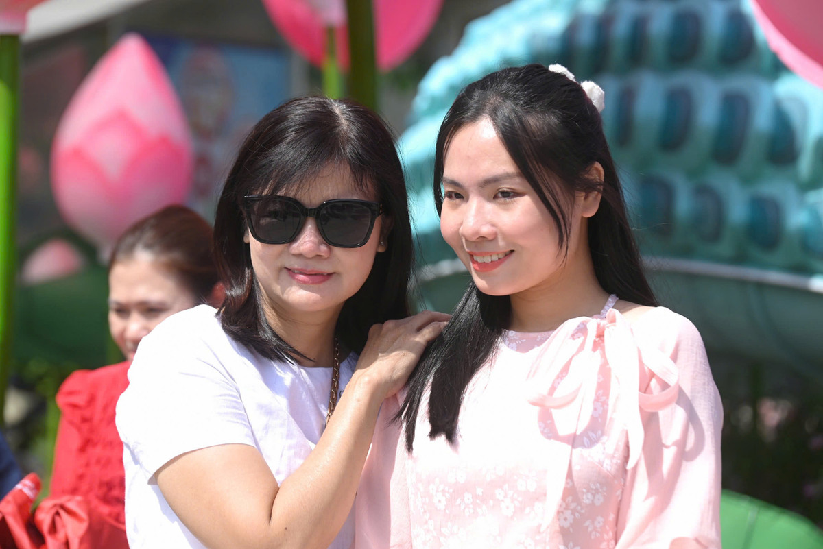 Trong không khí rộn ràng của ngày đầu năm mới tại TP HCM, nhiều người dân hào hứng chia sẻ cảm xúc khi đi du xuân và đón chào năm mới. Chị Trần Ngọc Thanh Xuân, quận Tân Bình cũng không giấu được niềm vui: "Gia đình em năm nào cũng đón năm mới cùng nhau, cảm giác rất hạnh phúc và phấn khởi. Sáng mùng 1, không khí xung quanh thật náo nhiệt, ai cũng háo hức đón chào một năm mới an lành." (Ảnh: Bảo Giang)