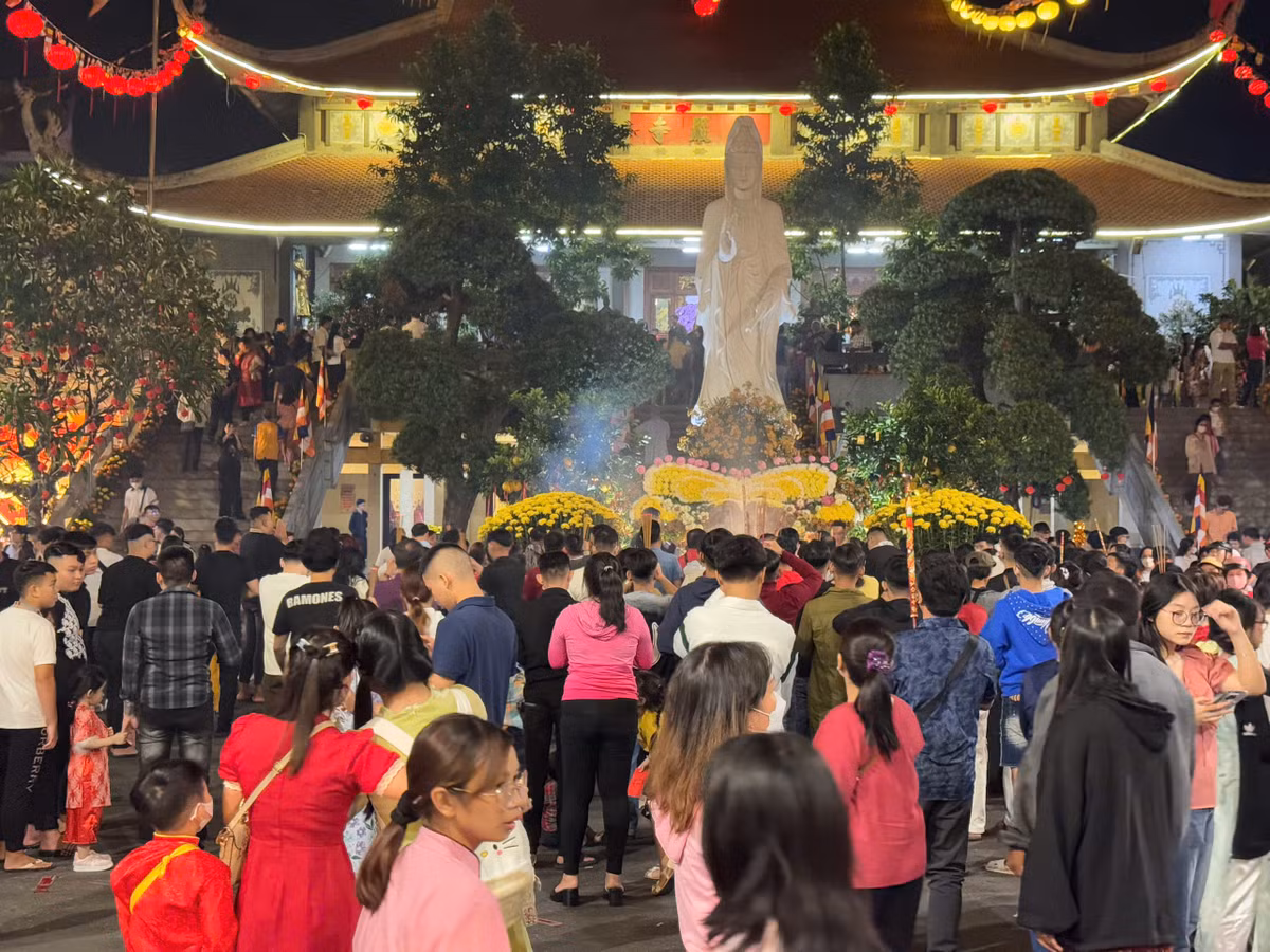 Hàng ngàn người dân đi chùa vào rạng sớm Mùng 1 tại TP HCM. (Ảnh: Bảo Giang)
