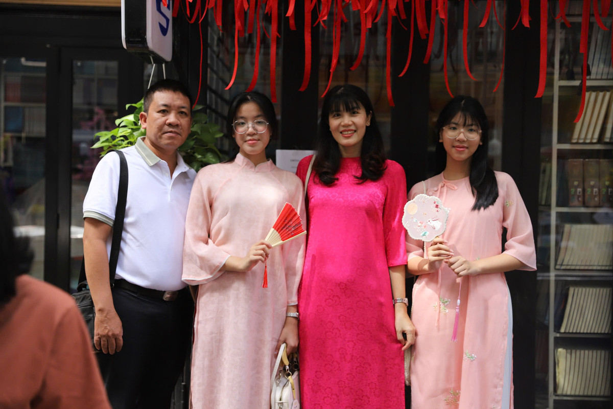 Anh Đức An chia sẻ: "Gia đình mình cũng như tất cả mọi người ở đây đều rất vui vẻ, háo hức chào đón năm mới. Mình mong rằng năm tới sẽ mang đến nhiều may mắn, an khang, thịnh vượng cho mọi người. Hy vọng ai cũng có một cuộc sống tốt đẹp hơn." (Ảnh: Bảo Giang)