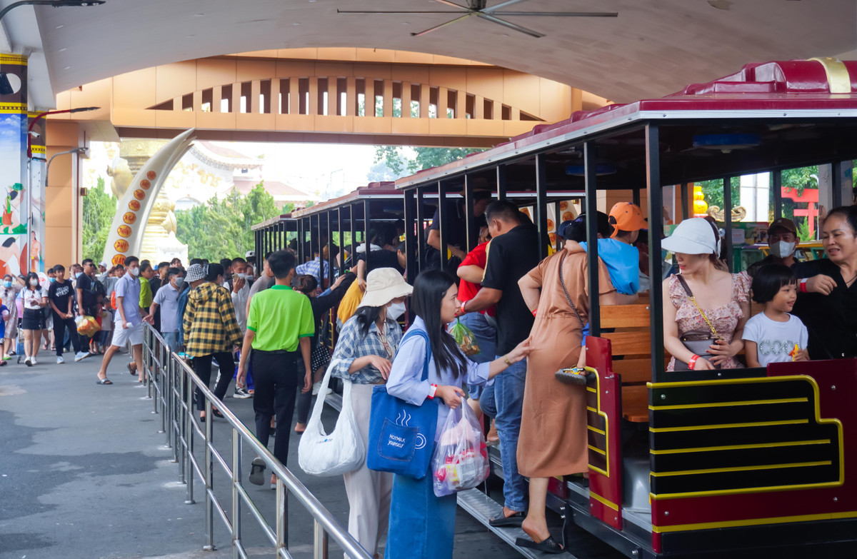 Công viên Văn hóa Suối Tiên, dòng người bắt đầu đổ về từ sáng sớm. (Ảnh: Bảo Giang)