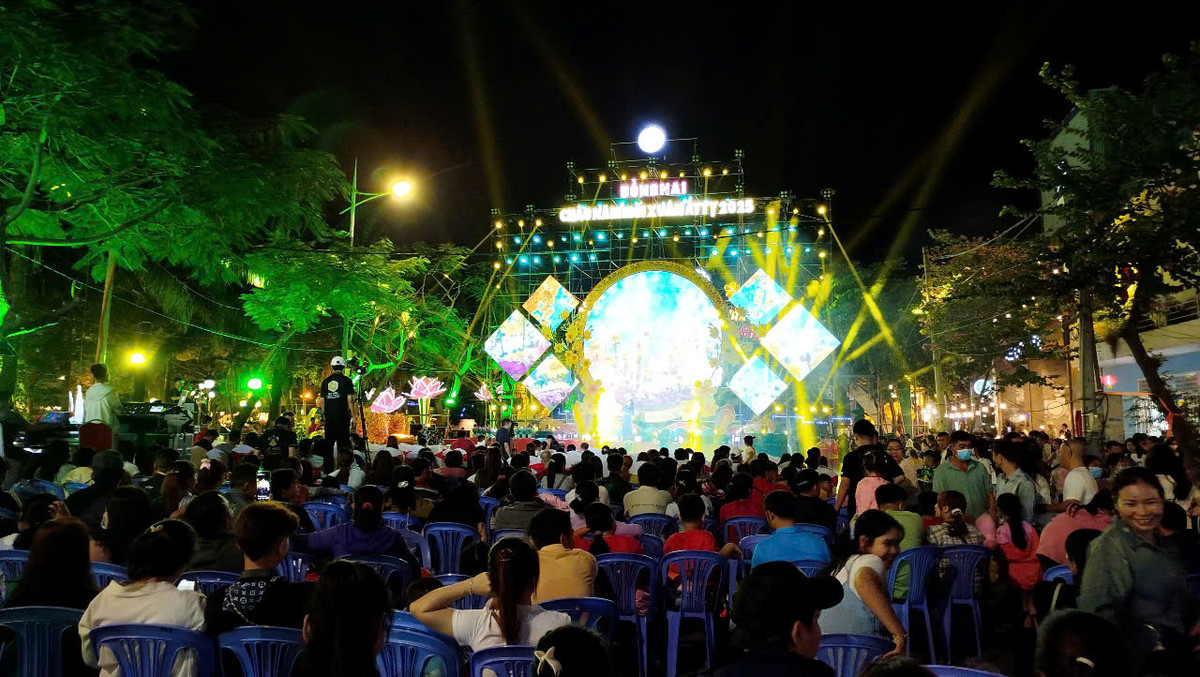 [LIVE] Nguoi dan ca nuoc han hoan chao xuan At Ty-Hinh-54