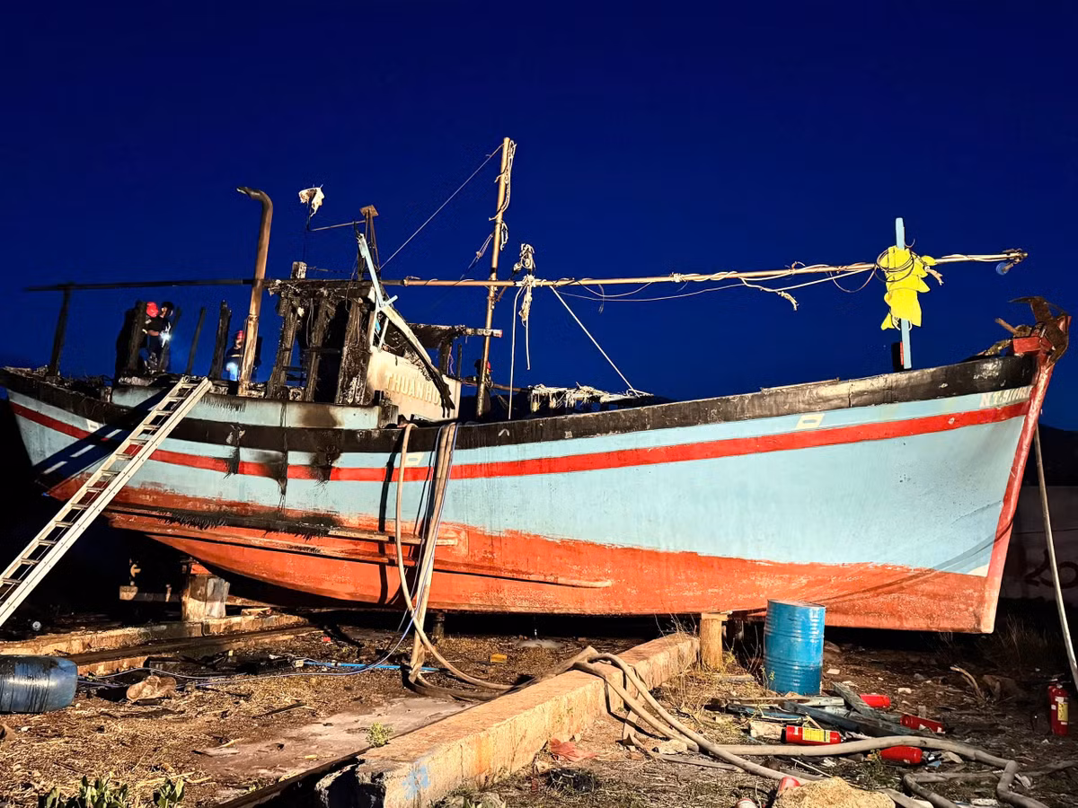 Ninh Thuận: Cháy tàu cá trong khu vực cảng Cà Ná - Hình 2 Ninh Thuan: Chay tau ca trong khu vuc cang Ca Na-Hinh-2