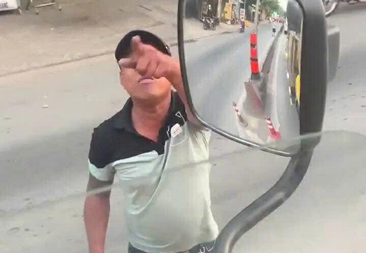 TPHCM: Triệu tập người đàn ông chặn xe tải, ném đá dọa tài xế - Hình 2 TPHCM: Trieu tap nguoi dan ong chan xe tai, nem da doa tai xe-Hinh-2