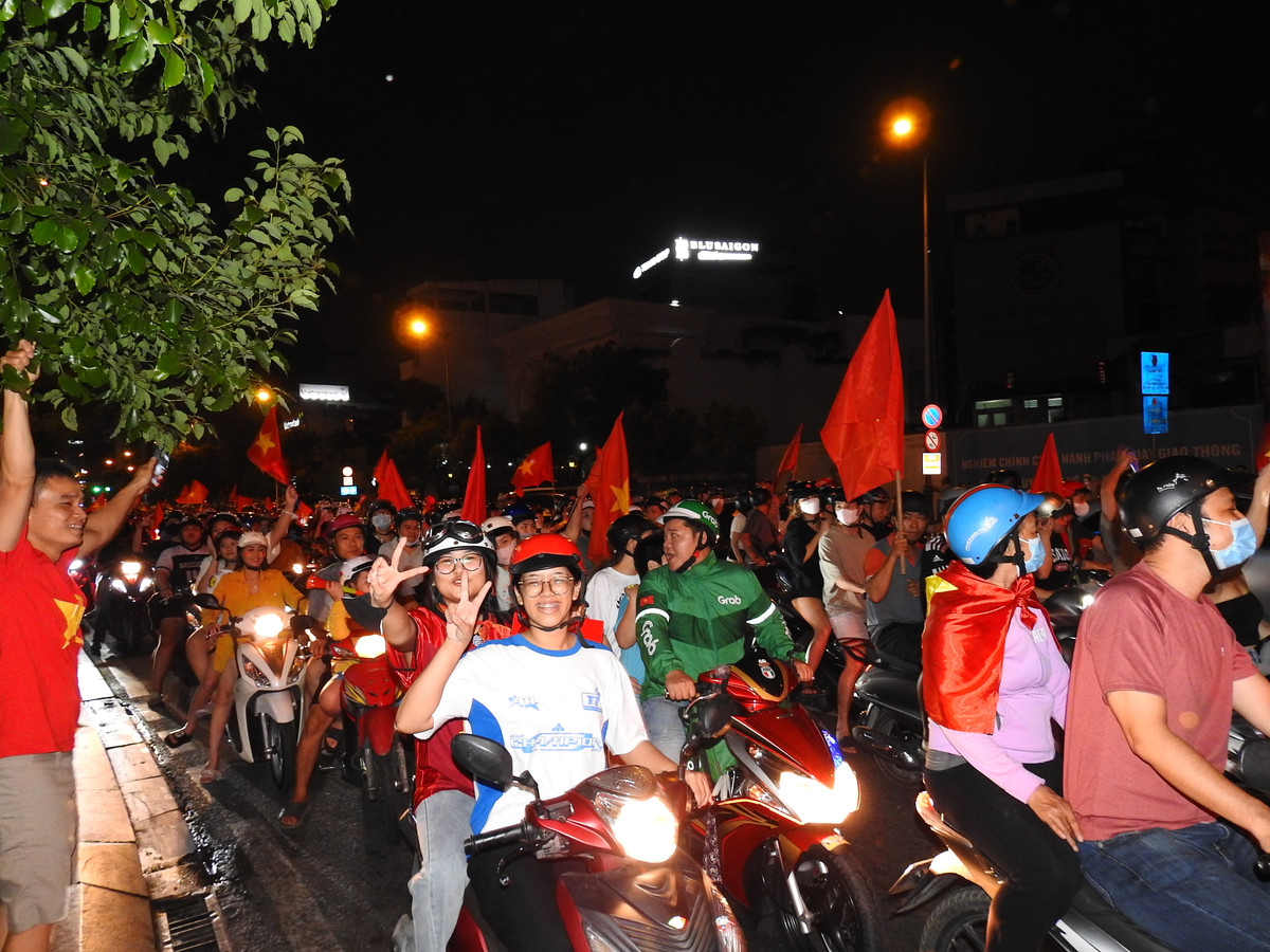 Không khí sôi động trên đường Nguyễn Văn Trỗi. (Ảnh: Bảo Giang)