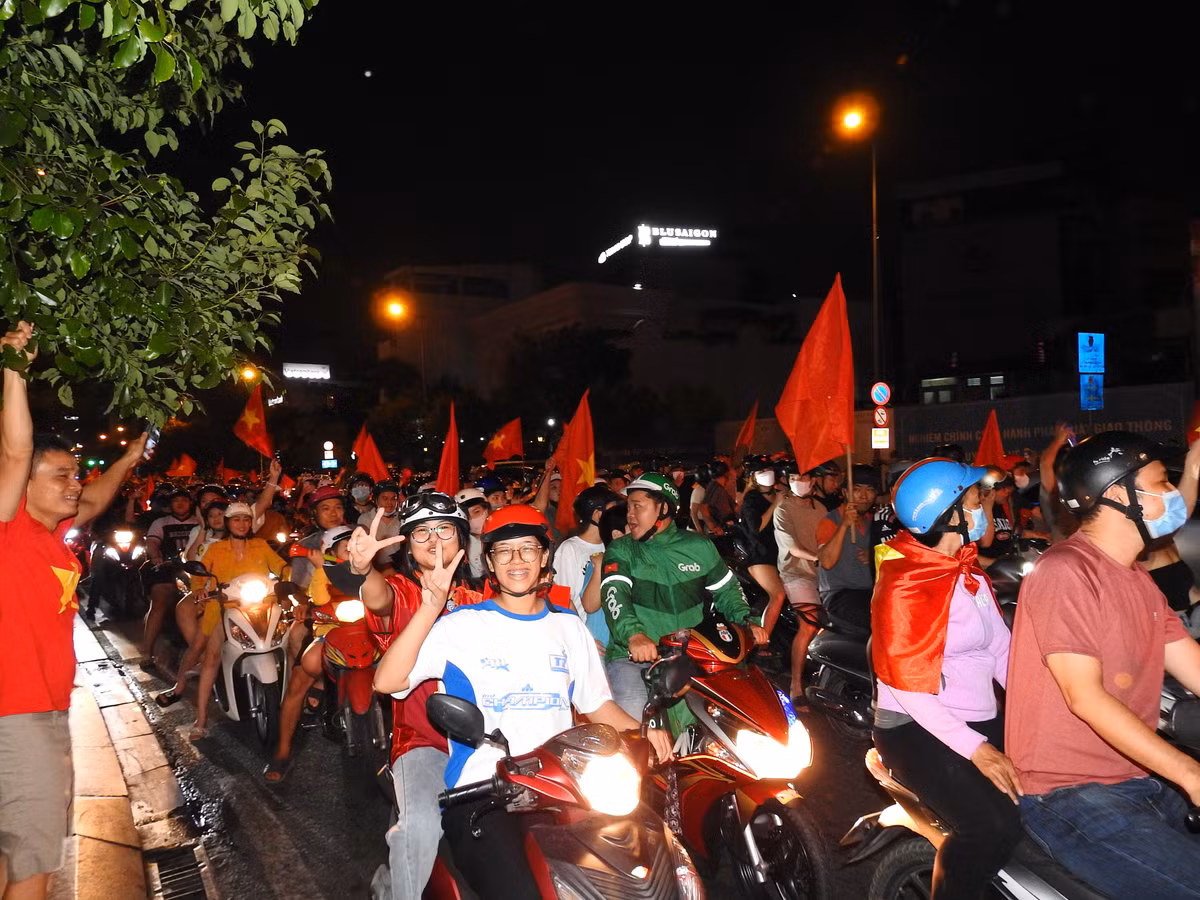 Không khí sôi động trên đường Nguyễn Văn Trỗi. (Ảnh: Bảo Giang)