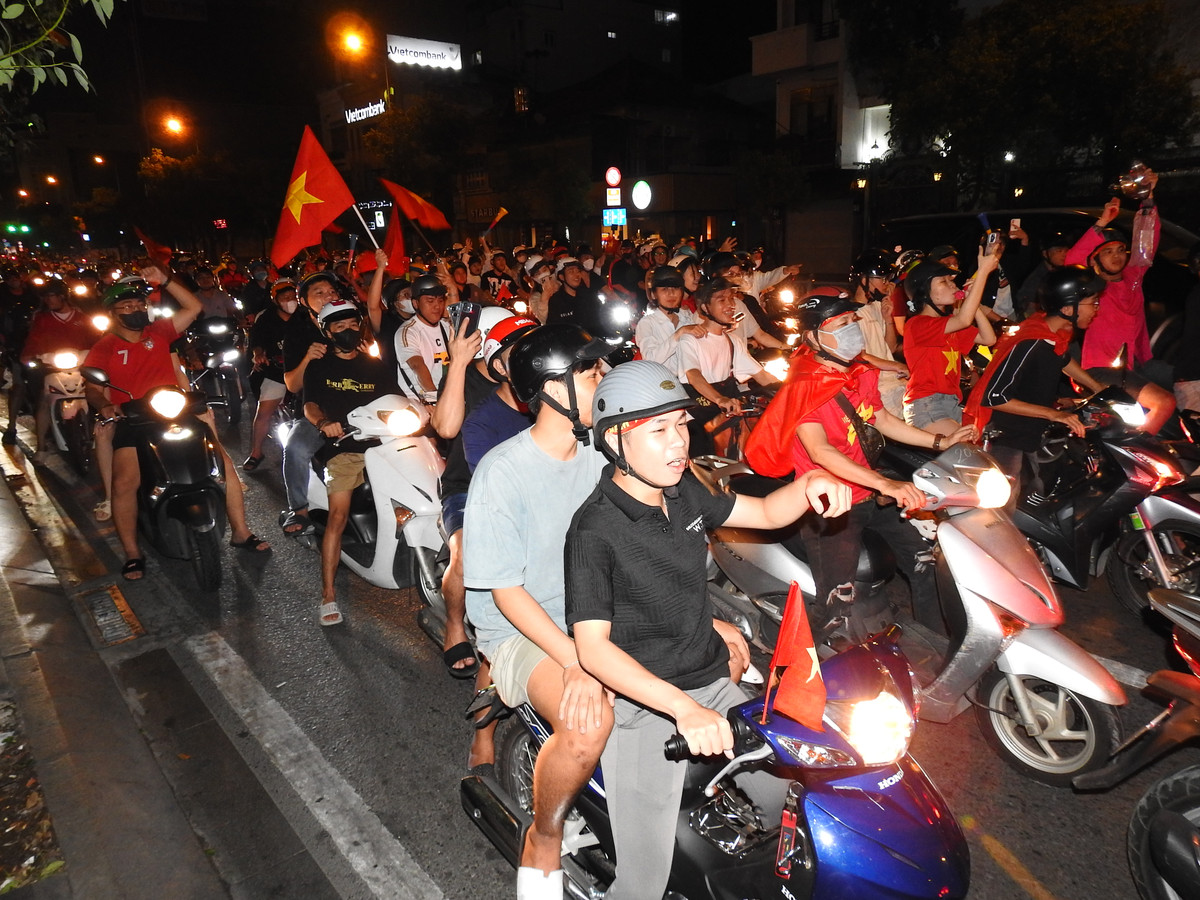 Không khí cuồng nhiệt và sôi động trên tuyến đường ở TP HCM. (Ảnh: Bảo Giang)