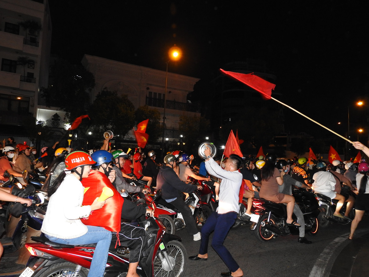 Người hâm mộ phấn khởi sau chức vô địch của ĐTVN. (Ảnh: Bảo Giang)