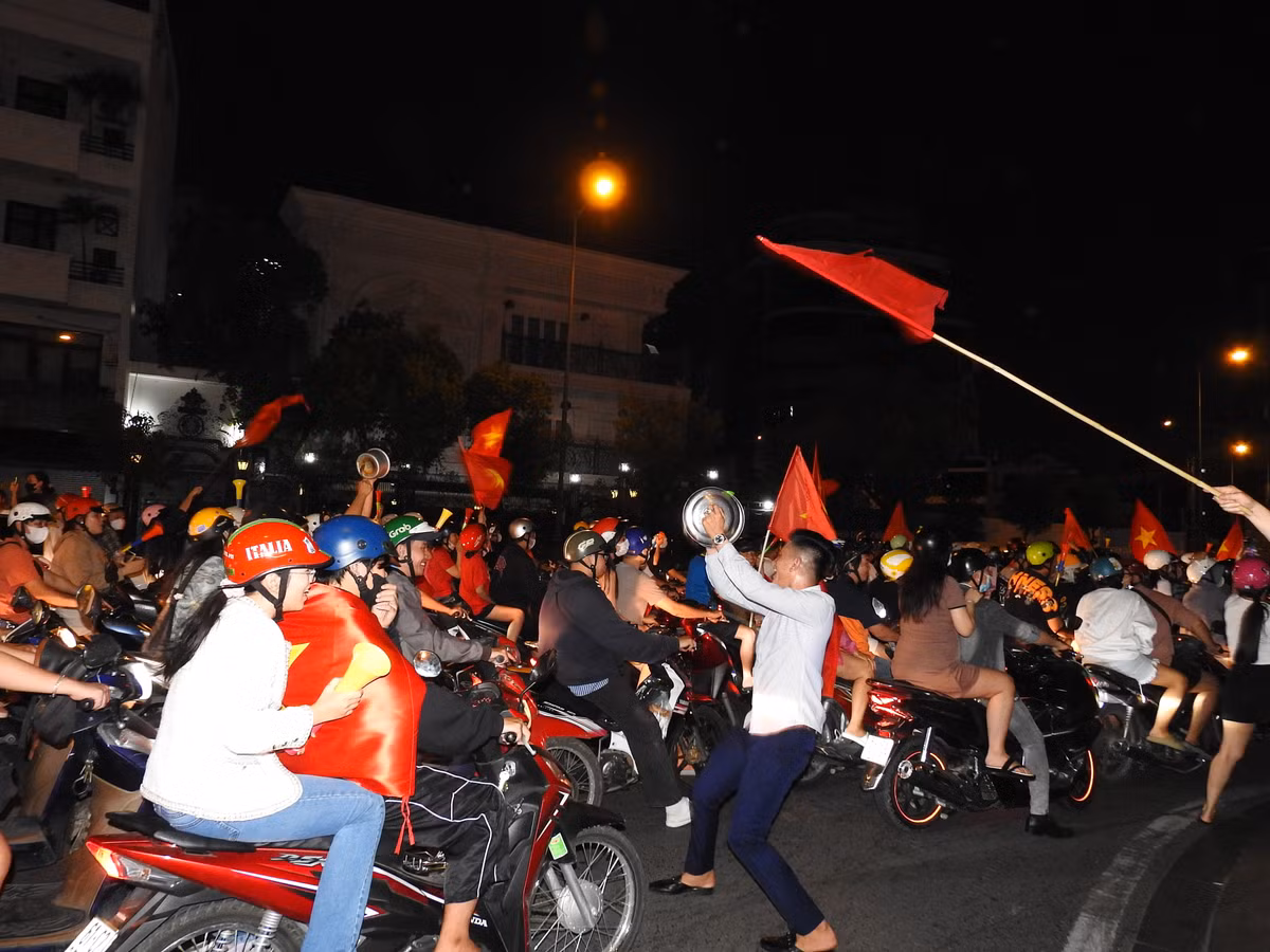 Người hâm mộ phấn khởi sau chức vô địch của ĐTVN. (Ảnh: Bảo Giang)