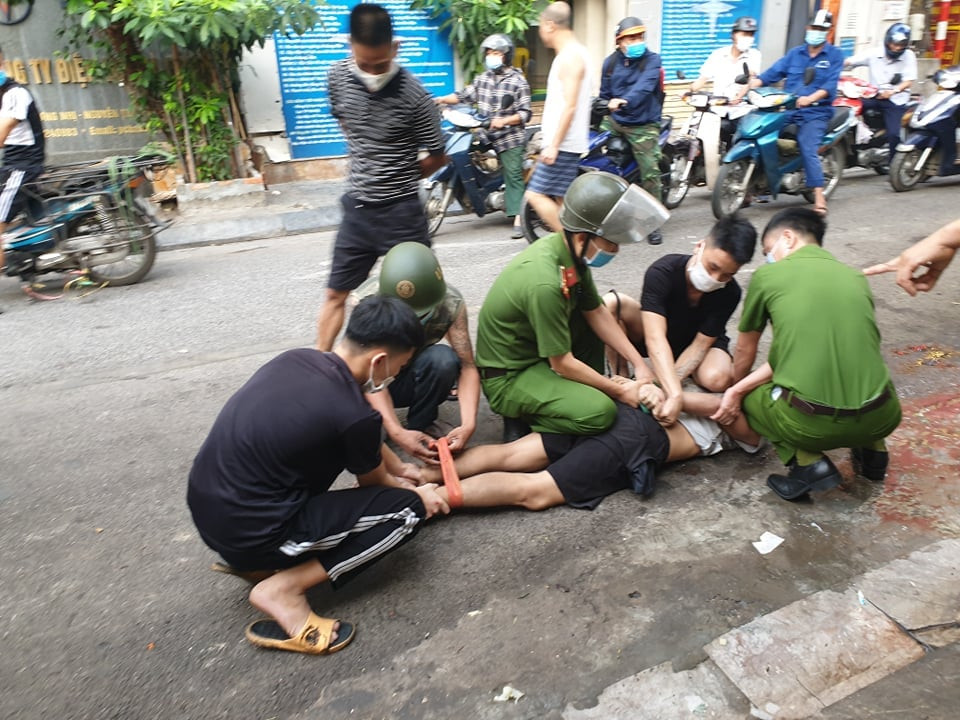 Tại Công an phường, danh tính đối tượng được xác định Đỗ Quang Sơn (SN 1991; trú tại số 34 Ngô Thì Nhậm, phường Hà Cầu, quận Hà Đông, Hà Nội). Sơn là đối tượng nghiện và sử dụng trái phép chất ma tuý và đã được Công an phường Hà Cầu lập hồ sơ gửi TAND Quận Hà Đông ra quyết định bắt đối tượng đi Cai nghiện bắt buộc.