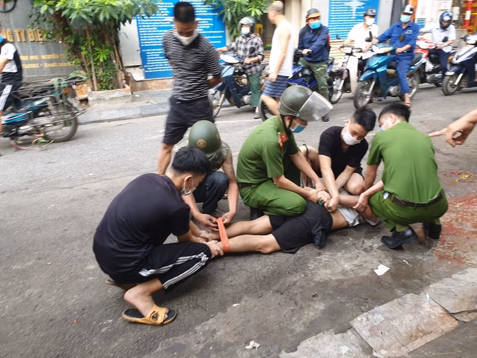 Tại Công an phường, danh tính đối tượng được xác định Đỗ Quang Sơn (SN 1991; trú tại số 34 Ngô Thì Nhậm, phường Hà Cầu, quận Hà Đông, Hà Nội). Sơn là đối tượng nghiện và sử dụng trái phép chất ma tuý và đã được Công an phường Hà Cầu lập hồ sơ gửi TAND Quận Hà Đông ra quyết định bắt đối tượng đi Cai nghiện bắt buộc.