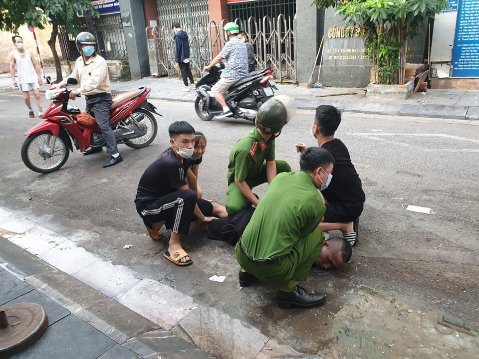 Ngay sau khi nhận được tin báo, tổ công tác Công an phường Quang Trung gồm thượng uý Dương Thế Thắng và đại uý Lưu Đại Nguyên nhanh chóng có mặt để ngăn chặn về hành vi của đối tượng. 