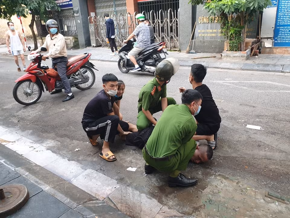 Ngay sau khi nhận được tin báo, tổ công tác Công an phường Quang Trung gồm thượng uý Dương Thế Thắng và đại uý Lưu Đại Nguyên nhanh chóng có mặt để ngăn chặn về hành vi của đối tượng. 