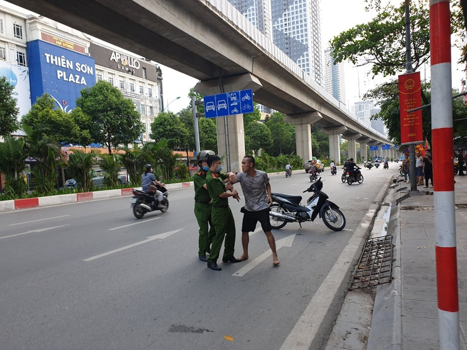 Nhưng khi lấy được tiền, người đàn ông này ra giữa đường tung lên để tiền bay lung tung, nhiều người đi xe máy dừng lại nhặt tiền xong rồi vội chạy đi. 
