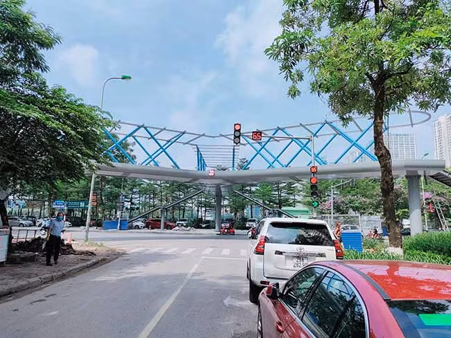 Cầu bộ hành chữ Y được các chuyên gia đánh giá là công trình có tính thẩm mỹ cao, đẹp nhất trong các cầu bộ hành hiện nay trên địa bàn Thủ đô. 