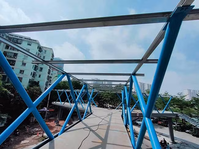 Mặt cầu được thiết kế rộng rãi, đảm bảo cho lượng lớn người đi bộ cùng lưu thông an toàn. 