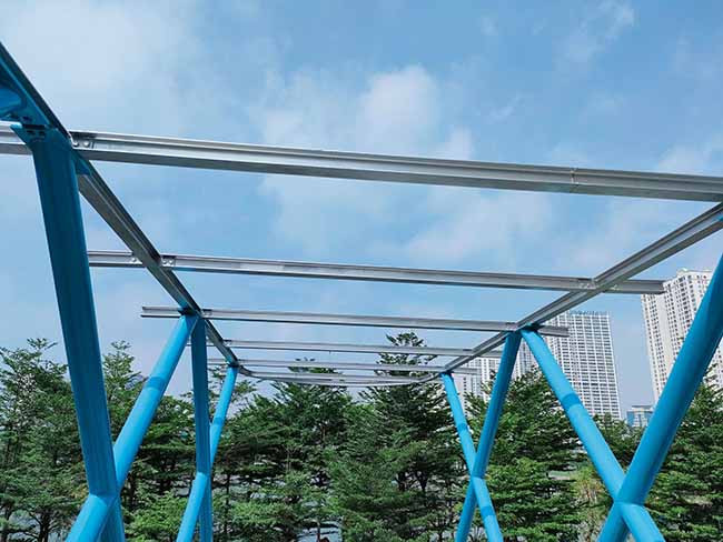 Được biết, chất liệu làm cầu tương tự những cây cầu bộ hành Hà Nội đã đưa vào sử dụng trước đây.