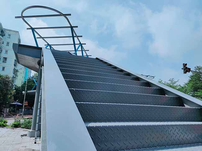 Tuy nhiên, nhiều người vẫn hoài nghi vì khả năng người dân không sử dụng cầu vượt dành cho người đi bộ để sang đường. Rất nhiều cây cầu vượt được xây dựng trên các tuyến phố ở Hà Nội gần như bị bỏ không vì người đi bộ "lười" sử dụng. Nhiều người ngại phải leo vài chục bậc cầu thang lên xuống, đi bộ thêm vài chục mét để đến cầu vượt nên vẫn sang đường theo kiểu tiện đâu sang đấy.