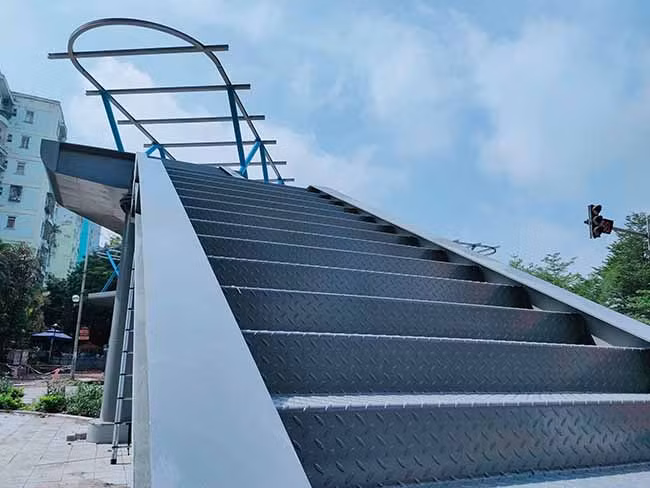 Tuy nhiên, nhiều người vẫn hoài nghi vì khả năng người dân không sử dụng cầu vượt dành cho người đi bộ để sang đường. Rất nhiều cây cầu vượt được xây dựng trên các tuyến phố ở Hà Nội gần như bị bỏ không vì người đi bộ "lười" sử dụng. Nhiều người ngại phải leo vài chục bậc cầu thang lên xuống, đi bộ thêm vài chục mét để đến cầu vượt nên vẫn sang đường theo kiểu tiện đâu sang đấy.