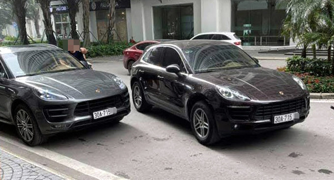  Hai xe Porsche trùng biển số gặp nhau: Ngày 19/4. Người phụ nữ đưa con đi học gặp chiếc xe Porsche khác màu xe của mình nhưng biển số giống nhau, đang di chuyển chậm bên trong một khu đô thị ở phường Mai Động (quận Hoàng Mai), nên đã quay lại hình ảnh và báo với Ban quản lý khu đô thị. Theo dữ liệu đăng ký quản lý xe tại Phòng CSGT Hà Nội, biển số 30A-715...được cấp cho xe màu tím (của người phụ nữ); như vậy xe Porsche còn lại nghi biến số giả. 