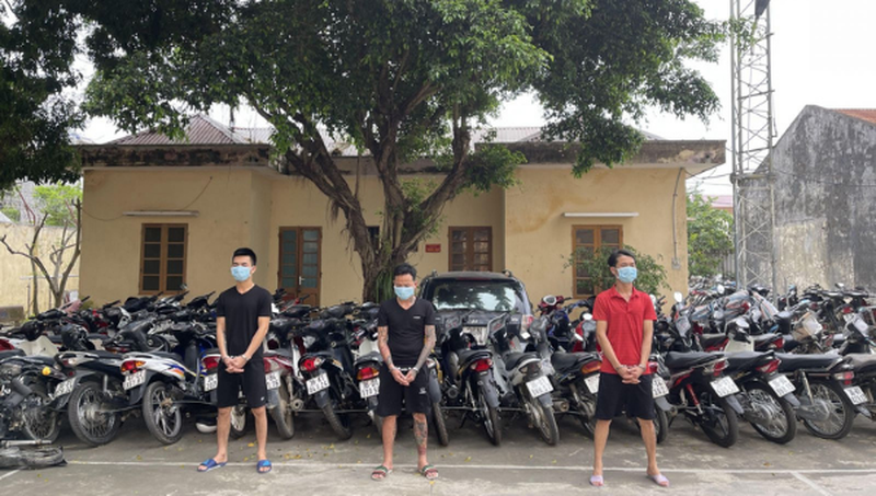  Triệt xóa băng nhóm "tín dụng đen" cho vay lãi suất "cắt cổ": Ngày 19/5, Công an huyện Thọ Xuân (Thanh Hoá) cho biết, vừa triệt xóa băng nhóm tội phạm hoạt động "tín dụng đen" phức tạp trên địa bàn xã Xuân Tín và Quảng Phú, huyện Thọ Xuân do Nguyễn Đình Văn (SN 1989, ở xóm 24, xã Xuân Tín) cầm đầu. Với lãi suất 5.000 đồng/triệu/ngày tương đương với 194%/năm, Văn đã thu lợi bất chính với số tiền lớn. 