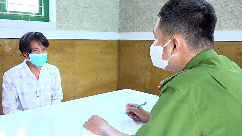  Sẵn hơi men, hiếp dâm cháu gái 8 tuổi: Khi trong người đã có men rượu, Phạm Vũ Linh (SN 1989, trú TP Châu Đốc, An Giang) trong lúc cháu D. (8 tuổi) đang xem phim trên điện thoại, Linh đã thực hiện hành vi hiếp dâm cháu D. Nghe cháu kêu đau và sợ mẹ cháu D. phát hiện nên Linh kéo quần cháu lên. Tuy nhiên, việc làm của Linh đã bị mẹ cháu bé phát hiện ra. Ngày 19/5, Công an An Giang bắt tạm giam Linh để điều tra. 