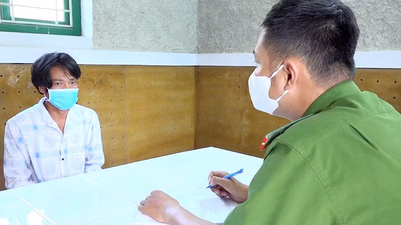  Sẵn hơi men, hiếp dâm cháu gái 8 tuổi: Khi trong người đã có men rượu, Phạm Vũ Linh (SN 1989, trú TP Châu Đốc, An Giang) trong lúc cháu D. (8 tuổi) đang xem phim trên điện thoại, Linh đã thực hiện hành vi hiếp dâm cháu D. Nghe cháu kêu đau và sợ mẹ cháu D. phát hiện nên Linh kéo quần cháu lên. Tuy nhiên, việc làm của Linh đã bị mẹ cháu bé phát hiện ra. Ngày 19/5, Công an An Giang bắt tạm giam Linh để điều tra. 